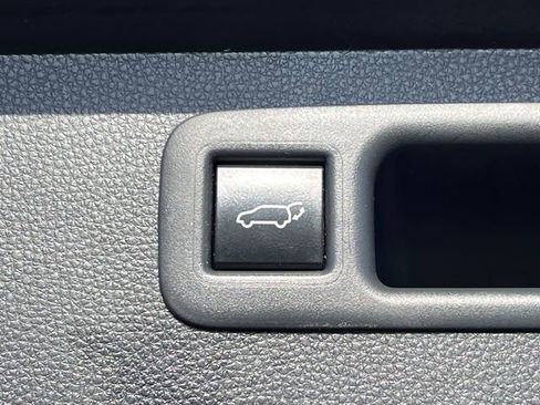 Used 2022 Toyota Highlander XLE AWD/4WD image 36