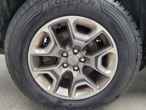 Used 2019 Jeep Cherokee Trailhawk w/ Cold Weather Group AWD/4WD image 31