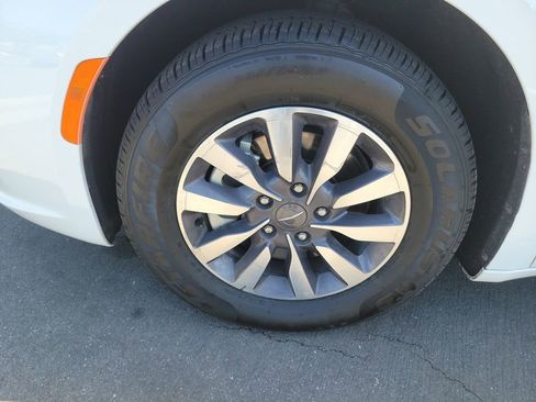 Certified 2024 Chrysler Pacifica Limited FWD image 27