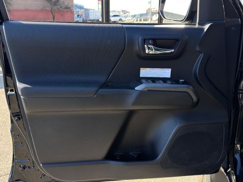 Used 2017 Toyota Tacoma TRD Off-Road image 15