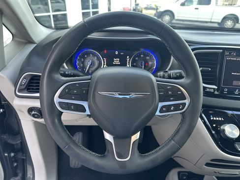 Used 2023 Chrysler Pacifica Touring-L FWD image 11