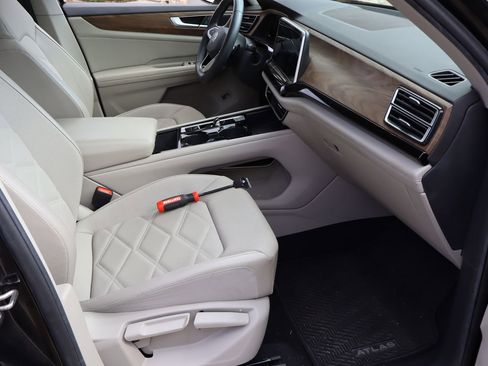 Used 2024 Volkswagen Atlas SE image 17