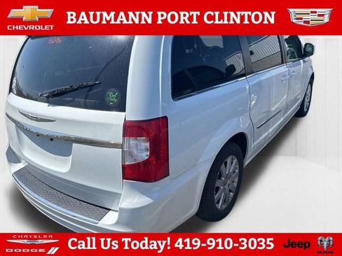 Used 2016 Chrysler Town & Country Touring FWD image 4