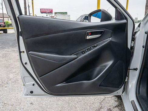 Used 2019 Toyota Yaris LE FWD image 9