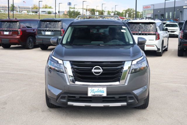 Used 2025 Nissan Pathfinder SL w/ SL Premium Package AWD/4WD image 3