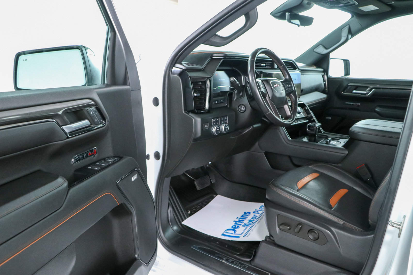 Used 2023 GMC Sierra 1500 AT4 w/ Technology Package AWD/4WD image 3