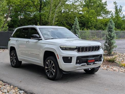 Used 2023 Jeep Grand Cherokee Overland w/ Luxury Tech Group IV AWD/4WD image 8