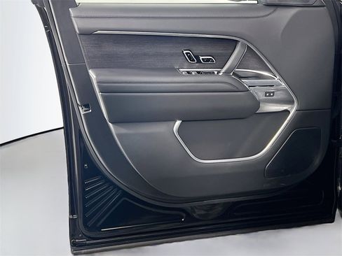 Used 2025 Land Rover Range Rover Long Wheelbase SE image 18