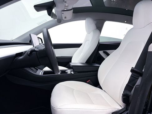 Used 2021 Tesla Model Y Long Range image 18