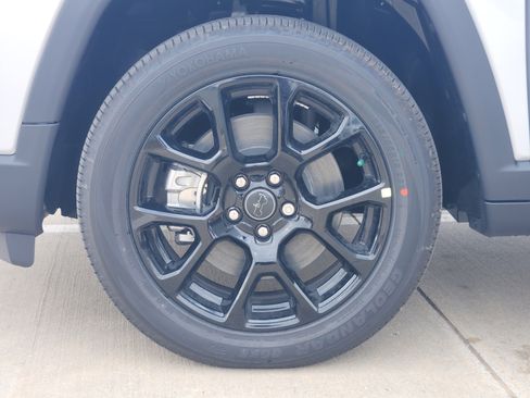 New 2026 Jeep Compass Latitude image 9