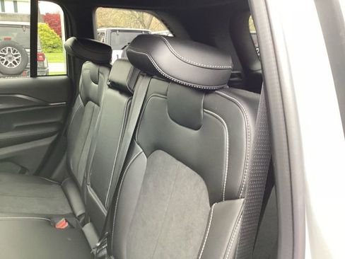 New 2025 Jeep Grand Cherokee Altitude image 20