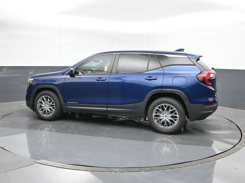 Used 2022 GMC Terrain SLE image 3