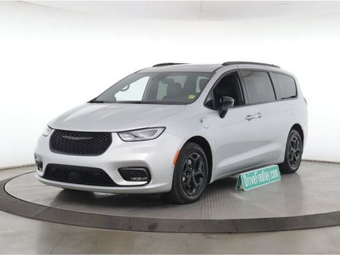 Used 2024 Chrysler Pacifica Premium FWD image 10