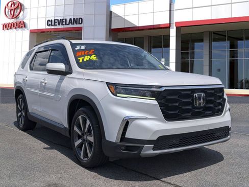 Used 2025 Honda Pilot Touring image 2