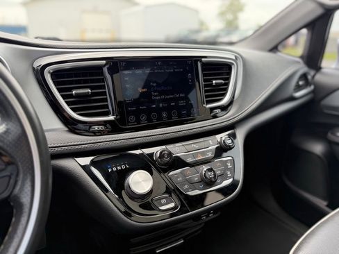 Used 2019 Chrysler Pacifica Limited w/ S Appearance Package FWD image 16
