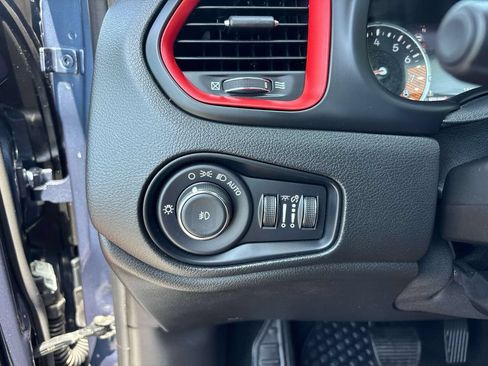 Used 2022 Jeep Renegade Trailhawk w/ Sun/Sound Group AWD/4WD image 18