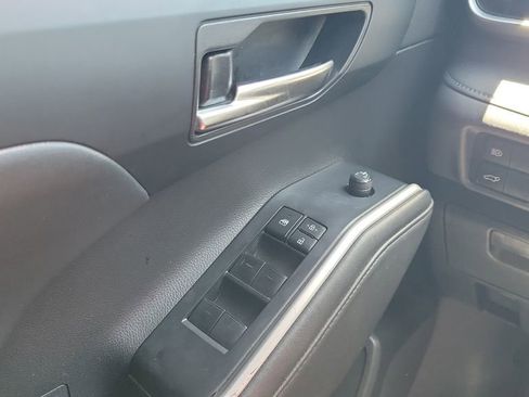 Used 2022 Toyota Highlander XLE AWD/4WD image 23