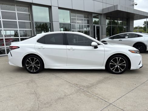 Used 2019 Toyota Camry SE FWD image 10