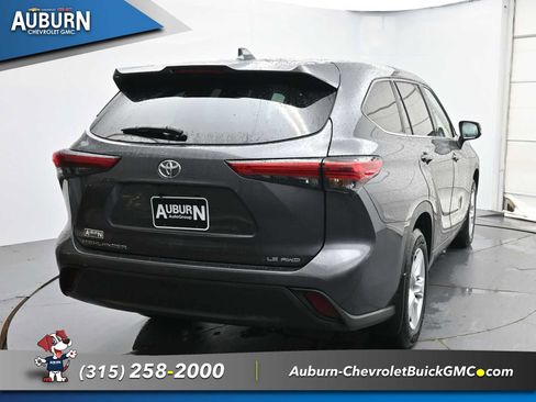 Used 2021 Toyota Highlander LE AWD/4WD image 4