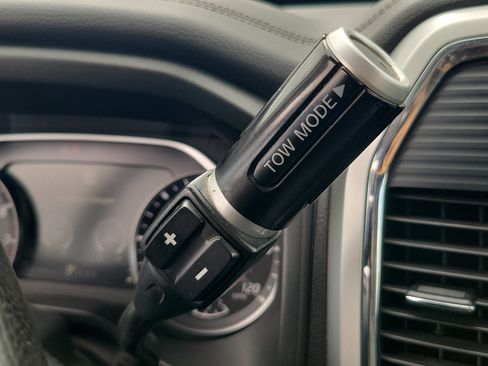 Used 2020 Nissan Titan SL w/ Moonroof Package AWD/4WD image 31
