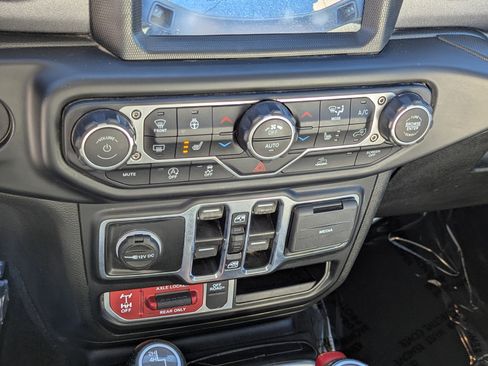 Used 2022 Jeep Gladiator Mojave w/ Cold Weather Group image 21