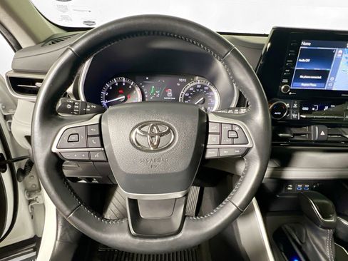 Used 2022 Toyota Highlander XLE image 17
