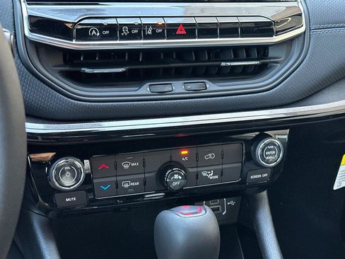 New 2026 Jeep Compass Latitude image 17