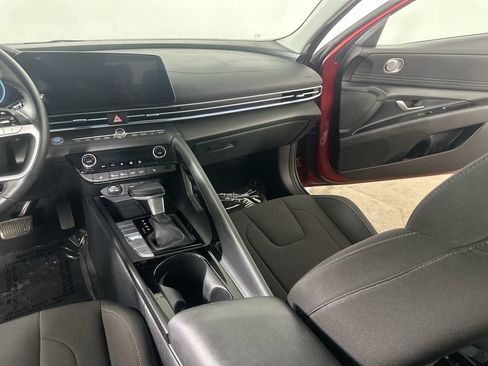 Used 2025 Hyundai Elantra SEL FWD image 19