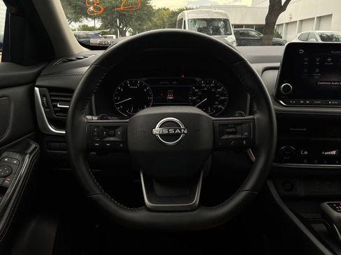 Used 2025 Nissan Rogue SV FWD image 32