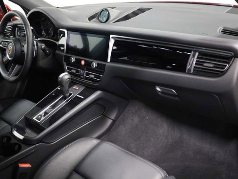 Certified 2025 Porsche Macan image 6