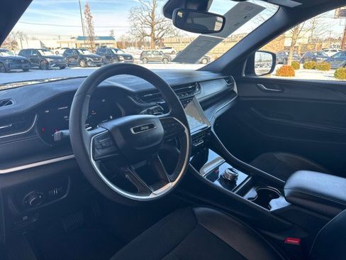 Used 2024 Jeep Grand Cherokee L Laredo image 12