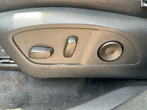 Used 2025 Chevrolet Traverse LT image 12