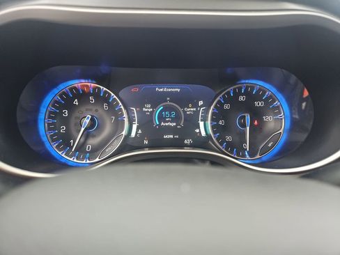 Used 2023 Chrysler Pacifica Touring-L image 2