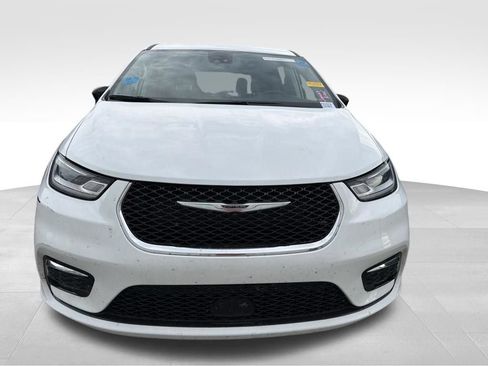 Used 2024 Chrysler Pacifica Touring-L FWD image 2