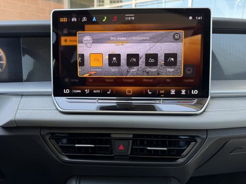 Used 2025 Volkswagen Tiguan SE w/ Panoramic Sunroof Package AWD/4WD image 26