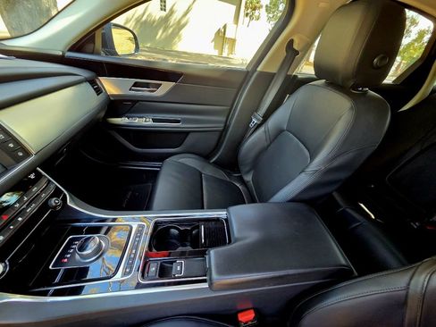 Used 2017 Jaguar XF image 9