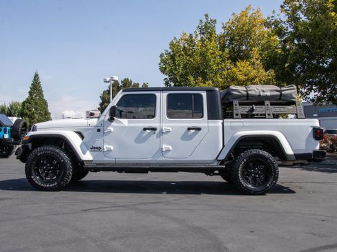 Used 2022 Jeep Gladiator Sport image 4