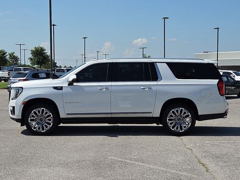 Used 2023 GMC Yukon XL Denali Ultimate AWD/4WD image 3