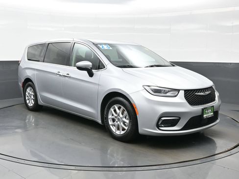Used 2023 Chrysler Pacifica Touring-L FWD image 11