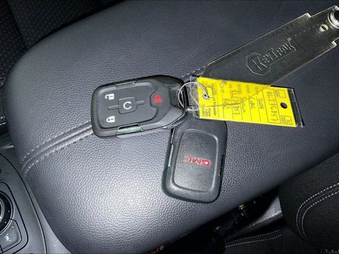 Used 2024 GMC Terrain SLE w/ Driver Convenience Package FWD image 13