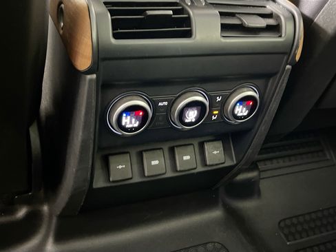 Used 2020 Land Rover Defender 110 SE image 26