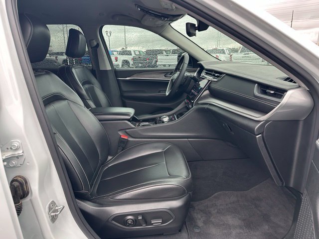 Used 2023 Jeep Grand Cherokee L Limited AWD/4WD image 31