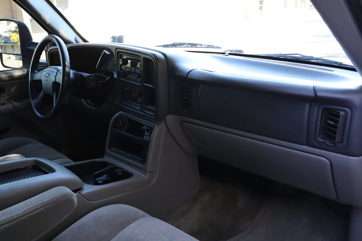 Used 2004 Chevrolet Suburban LS w/ Preferred Equipment Group AWD/4WD image 17