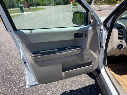 Used 2009 Ford Escape XLS FWD image 9