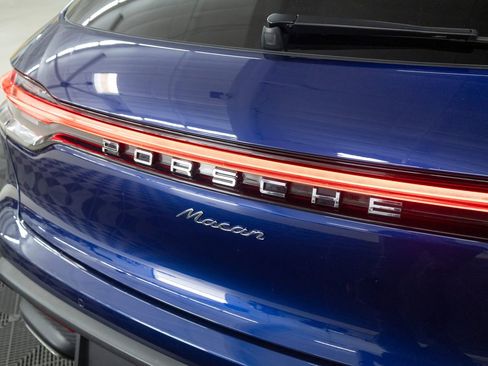 Certified 2025 Porsche Macan AWD/4WD image 13