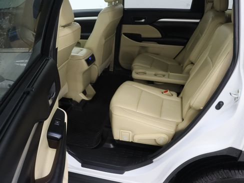 Used 2018 Toyota Highlander XLE AWD/4WD image 30