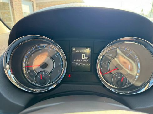 Used 2015 Chrysler Town & Country Touring-L w/ Driver Convenience Group image 65