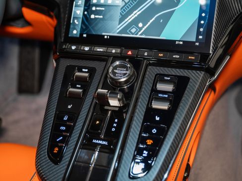 Used 2025 Aston Martin V8 Vantage Coupe image 24