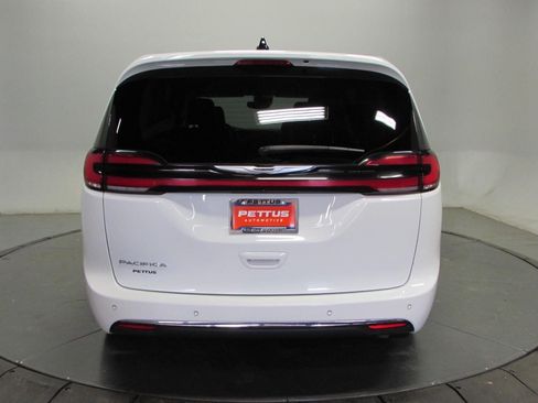 Used 2023 Chrysler Pacifica Touring-L FWD image 6