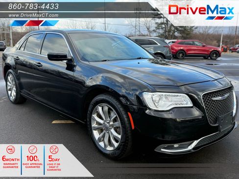 Used 2018 Chrysler 300 Touring L image 1